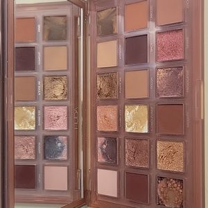 Huda beauty naughty nudes eyeshadow palette